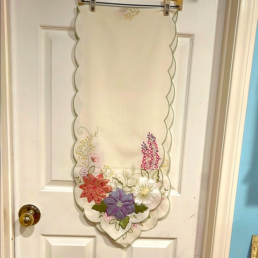 Floral Table Runner NWOT